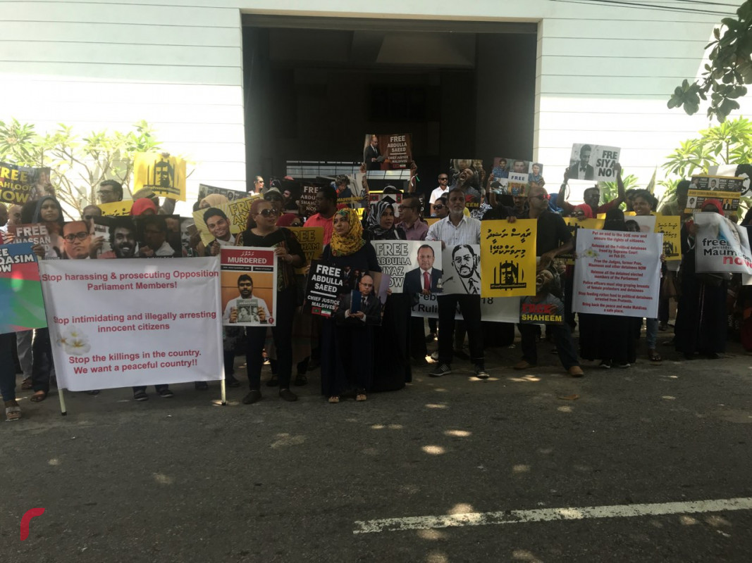 މާރޗް 6، 2018: ސުޕްރީމް ކޯޓުގެ އަމުރު ތަންފީޒުކުރުމަށް ގޮވާލައި ދިވެހިން ލަންކާގައި ކުރި މުޒާހަރާގެ ތެރެއިން: މި މުޒާހަރާގައި ގިނަ އަދަދެއްގެ ބަޔަކު ބައިވެރިވި -- ފޮޓޯ: ރާއްޖެ އެމްވީ