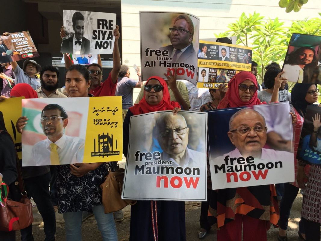 މާރޗް 6، 2018: ސުޕްރީމް ކޯޓުގެ އަމުރު ތަންފީޒުކުރުމަށް ގޮވާލައި ލަންކާގައި ކުރި މުޒާހަރާގެ ތެރެއިން، މުޒާހަރާގައި ގިނަ އަދަދެއްގެ ދިވެހިން ބައިވެރިވެފައިވާއިރު މުޒާހަރާގެ ބައިވެރިން ވަނީ ސުޕްރީމް ކޯޓުގެ އަމުރު ތަންފީޒުކުރުމަށް ގޮވާލައި އަޑުއުފުލާފައި-- ފޮޓޯ: ރާއްޖެ އެމްވީ