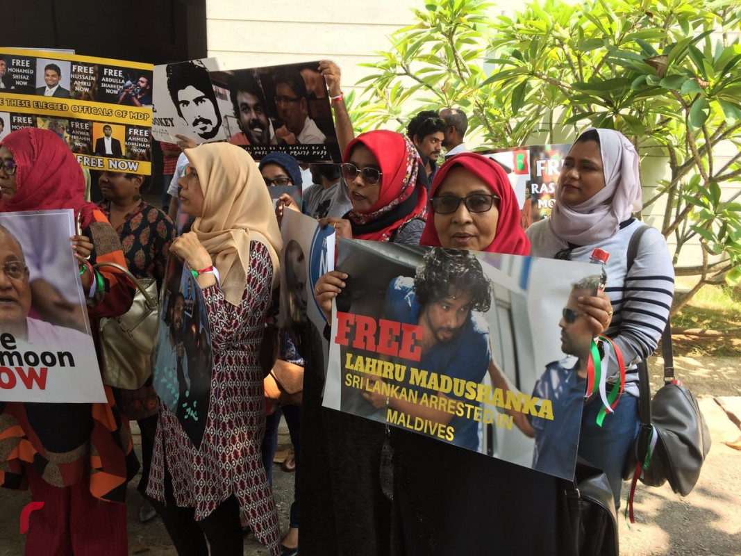 މާރޗް 6، 2018: ސުޕްރީމް ކޯޓުގެ އަމުރު ތަންފީޒުކުރުމަށް ގޮވާލައި ދިވެހިން ލަންކާގައި ކުރި މުޒާހަރާގެ ތެރެއިން: ޗީފް އޮފް ޑިފެންސް ފޯސް މޭޖަރ ޖެނެރަލް އަހްމަދު ޝިޔާމާއި އެކްޓިން ޕޮލިސް ކޮމިޝަނަރު އަބްދުﷲ ނަވާޒު ހައްޔަރުކުރަން ގޮވާލި -- ފޮޓޯ: ރާއްޖެ އެމްވީ