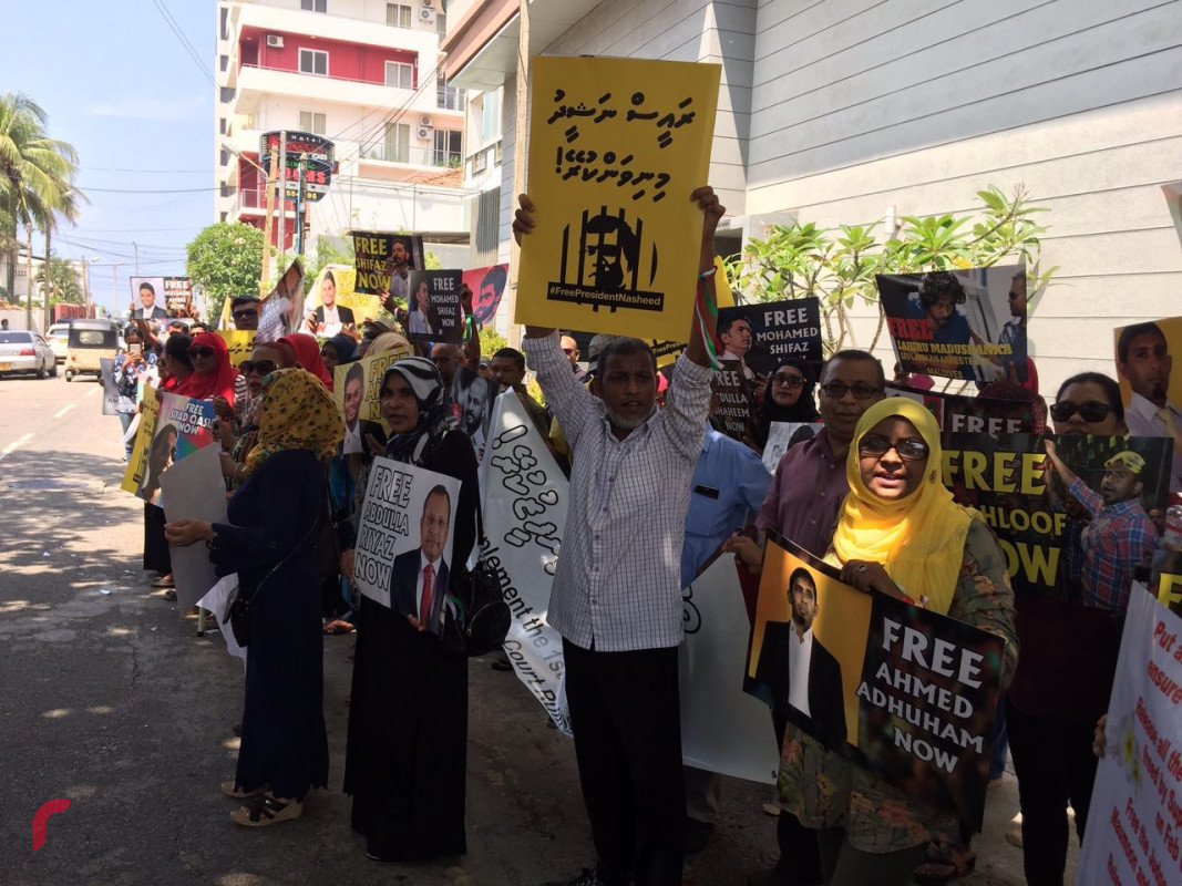 މާރޗް 6، 2018: ސުޕްރީމް ކޯޓުގެ އަމުރު ތަންފީޒުކުރުމަށް ގޮވާލައި ދިވެހިން ލަންކާގައި ކުރި މުޒާހަރާގެ ތެރެއިން: ފަނޑިޔާރުންނާއި ސިޔާސީ ހައްޔަރީންނާއި ކުއްލި ނުރައްކަލުގެ ހާލަތުގައި ހައްޔަރުކޮށްފައިވާ މީހުން މިނިވަން ކުރަން ގޮވާލި -- ފޮޓޯ: ރާއްޖެ އެމްވީ