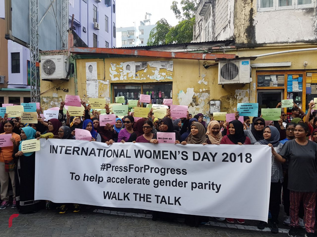 މާރޗް 8، 2018: އަންހެނުންގެ ދުވަހާއި ގުޅުވައިގެން ކުރިއައްގެންދަން މަސައްކަތްކުރި ކަނބަލުންގެ ހިނގާލުމުގެ ތެރެއިން، ބައިނަލްއަގްވާމީ އަންހެނުންގެ ދުވަހާއި ގުޅުވައިގެން ކުރިއަށްގެންދަން ހަމަޖެއްސި ކަނބަލުންގެ ހިނގާލުމަށް ފުލުހުން ވަނީ ހުރަސް އަޅާފައިއެވެ.