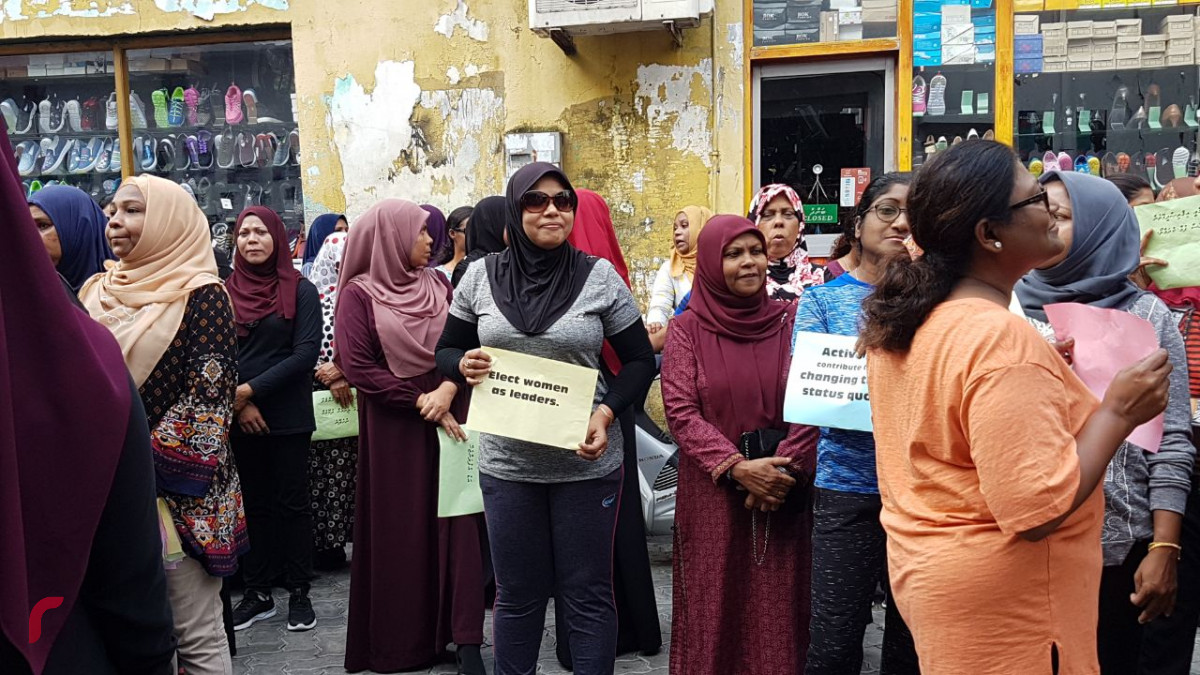 މާރޗް 8، 2018: އަންހެނުންގެ ދުވަހާއި ގުޅުވައިގެން ކުރިއައްގެންދަން މަސައްކަތްކުރި ކަނބަލުންގެ ހިނގާލުމުގެ ތެރެއިން، ބައިނަލްއަގްވާމީ އަންހެނުންގެ ދުވަހާއި ގުޅުވައިގެން ކުރިއަށްގެންދަން ހަމަޖެއްސި ކަނބަލުންގެ ހިނގާލުމަށް ފުލުހުން ވަނީ ހުރަސް އަޅާފައިއެވެ.