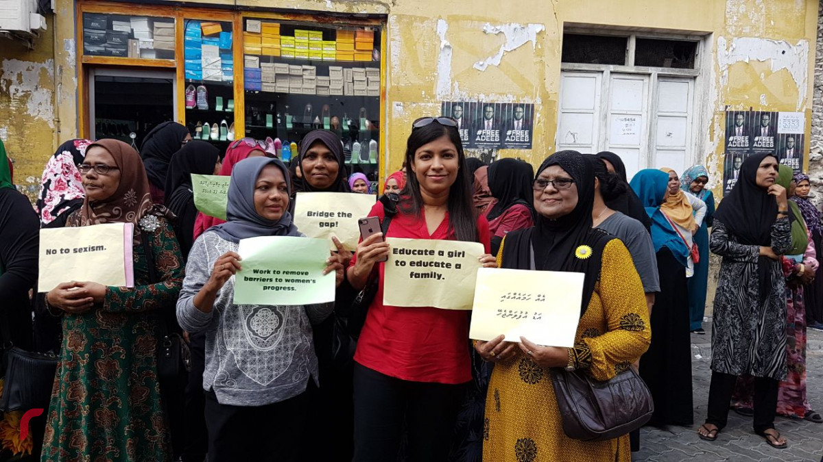 މާރޗް 8، 2018: އަންހެނުންގެ ދުވަހާއި ގުޅުވައިގެން ކުރިއައްގެންދަން މަސައްކަތްކުރި ކަނބަލުންގެ ހިނގާލުމުގެ ތެރެއިން، ބައިނަލްއަގްވާމީ އަންހެނުންގެ ދުވަހާއި ގުޅުވައިގެން ކުރިއަށްގެންދަން ހަމަޖެއްސި ކަނބަލުންގެ ހިނގާލުމަށް ފުލުހުން ވަނީ ހުރަސް އަޅާފައިއެވެ.