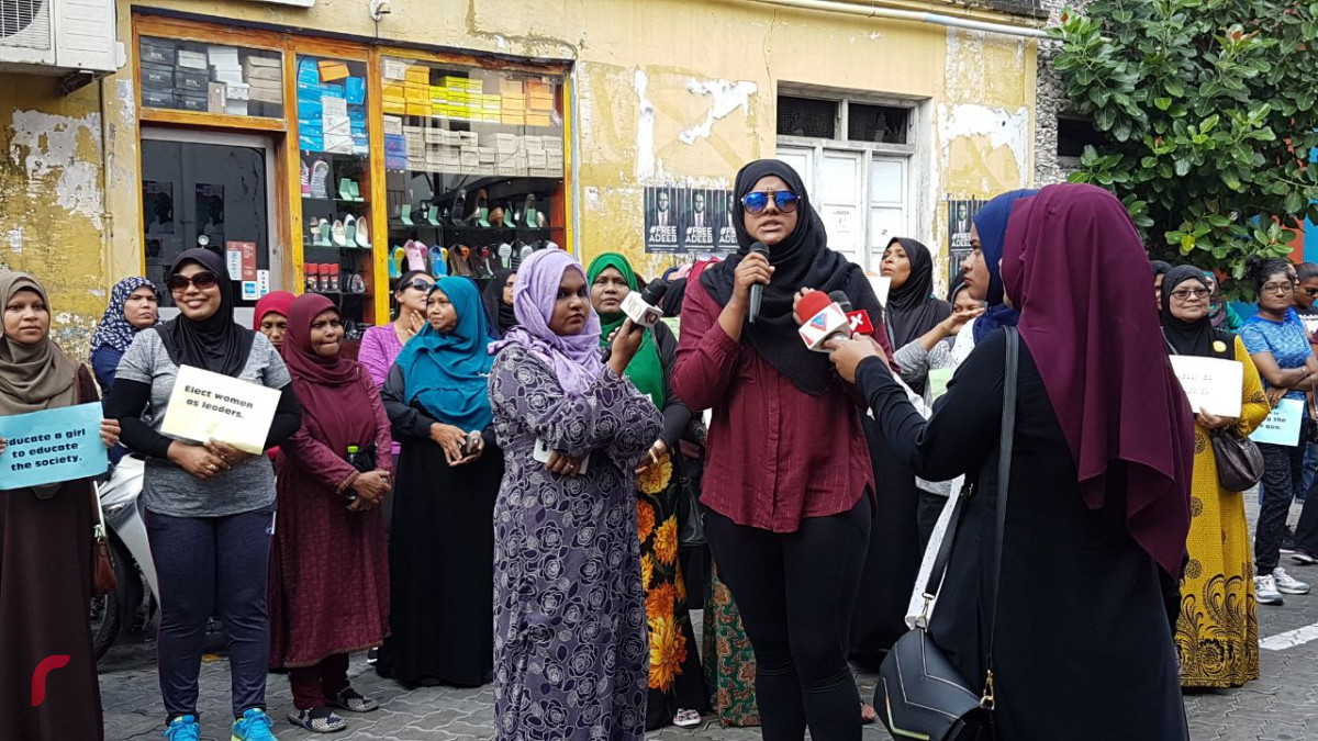 މާރޗް 8، 2018: އަންހެނުންގެ ދުވަހާއި ގުޅުވައިގެން ކުރިއައްގެންދަން މަސައްކަތްކުރި ކަނބަލުންގެ ހިނގާލުމުގެ ތެރެއިން، ބައިނަލްއަގްވާމީ އަންހެނުންގެ ދުވަހާއި ގުޅުވައިގެން ކުރިއަށްގެންދަން ހަމަޖެއްސި ކަނބަލުންގެ ހިނގާލުމަށް ފުލުހުން ވަނީ ހުރަސް އަޅާފައިއެވެ.