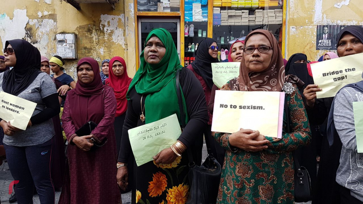 މާރޗް 8، 2018: އަންހެނުންގެ ދުވަހާއި ގުޅުވައިގެން ކުރިއައްގެންދަން މަސައްކަތްކުރި ކަނބަލުންގެ ހިނގާލުމުގެ ތެރެއިން، ބައިނަލްއަގްވާމީ އަންހެނުންގެ ދުވަހާއި ގުޅުވައިގެން ކުރިއަށްގެންދަން ހަމަޖެއްސި ކަނބަލުންގެ ހިނގާލުމަށް ފުލުހުން ވަނީ ހުރަސް އަޅާފައިއެވެ.