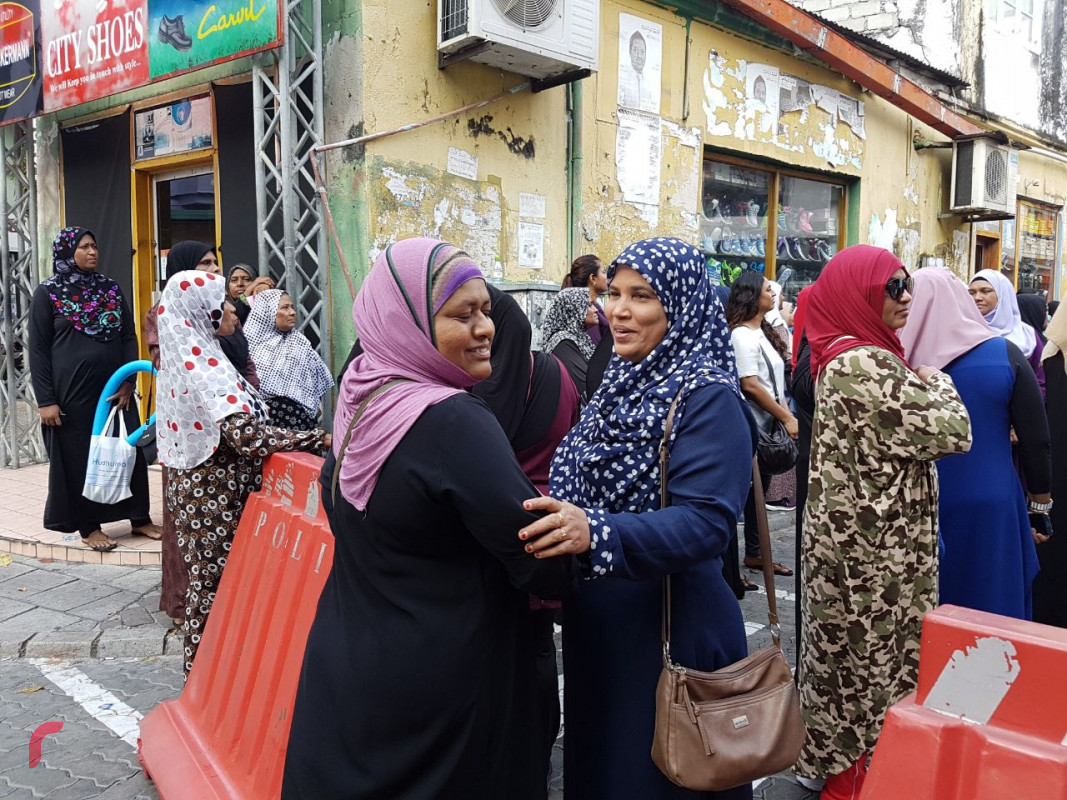 މާރޗް 8، 2018: އަންހެނުންގެ ދުވަހާއި ގުޅުވައިގެން ކުރިއައްގެންދަން މަސައްކަތްކުރި ކަނބަލުންގެ ހިނގާލުމުގެ ތެރެއިން، ބައިނަލްއަގްވާމީ އަންހެނުންގެ ދުވަހާއި ގުޅުވައިގެން ކުރިއަށްގެންދަން ހަމަޖެއްސި ކަނބަލުންގެ ހިނގާލުމަށް ފުލުހުން ވަނީ ހުރަސް އަޅާފައިއެވެ.