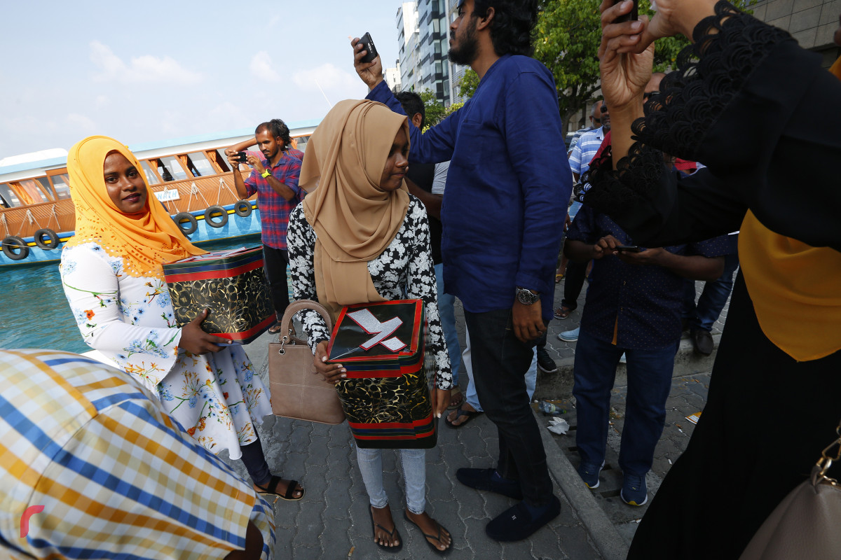 ރަސްދޫގެ ރައްޔިުންގެ ހިތުގައި ރާއްޖެޓީވީ އަށް އޮތް ލޯބި އެކި ސިފަ ސިފައިގައި ހިއްސާ ކުރަމުންދެއެވެ. ބައެއް ފަހަރު ހިތްވަރުގެ ބަސްތަކުން ނުވަތަ އަނެއް ބައިފަހަރު ހަދިޔާތަކުން އެމީހުންގެ ހިތުގައި ރާއްޖެޓީވީއަށްޓަކައި އޮންނަ ލޯބި ދައްކައިދެއެވެ.