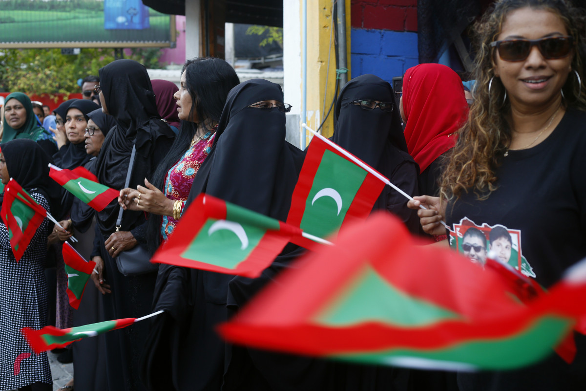 ރައްޔިތުންގެ މަޖިލީހުގެ މަޑަވެލި ދާއިރާގެ ކުރީގެ މެމްބަރު މުހައްމަދު ނާޒިމް މުޒާހަރާއާ ގުޅޭ ގޮތުން "ރާއްޖެޓީވީ"ގެ ލައިވް ކަވަރޭޖަށް އިންޓަވިއު ދެއްވަނީ. އޭނާ ވިދާޅުވީ މިހާރު ހިނގަމުންދާ ކަންތައްތަކާ ގުޅޭ ގޮތުން ފަނޑިޔާރުން ވެސް ނުކުންނަންޖެހޭ ކަމަށެވެ