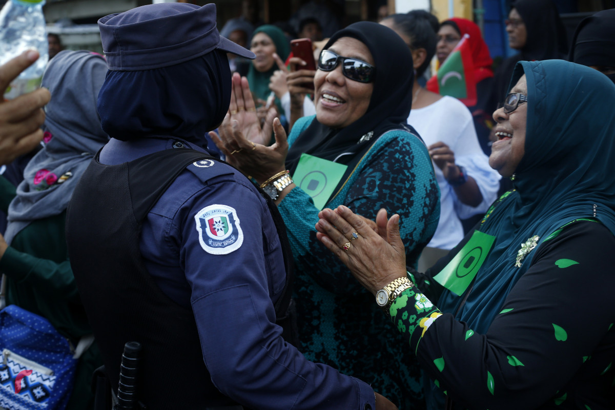 މާލެ ސިޓީގެ އިތުރުން ރާއްޖޭގެ އެހެން އަތޮޅުތަކުގެ ރަށްރަށުންވެސް ދިޔައީ މިއަދު މުޒާހަރާ ކުރަމުންނެވެ. އައްޑޫ ސިޓީ ހުޅުމީދޫގައި ވެސް މުޒާހަރާ ކުރިއަށް މިއަދު ދިޔައެވެ