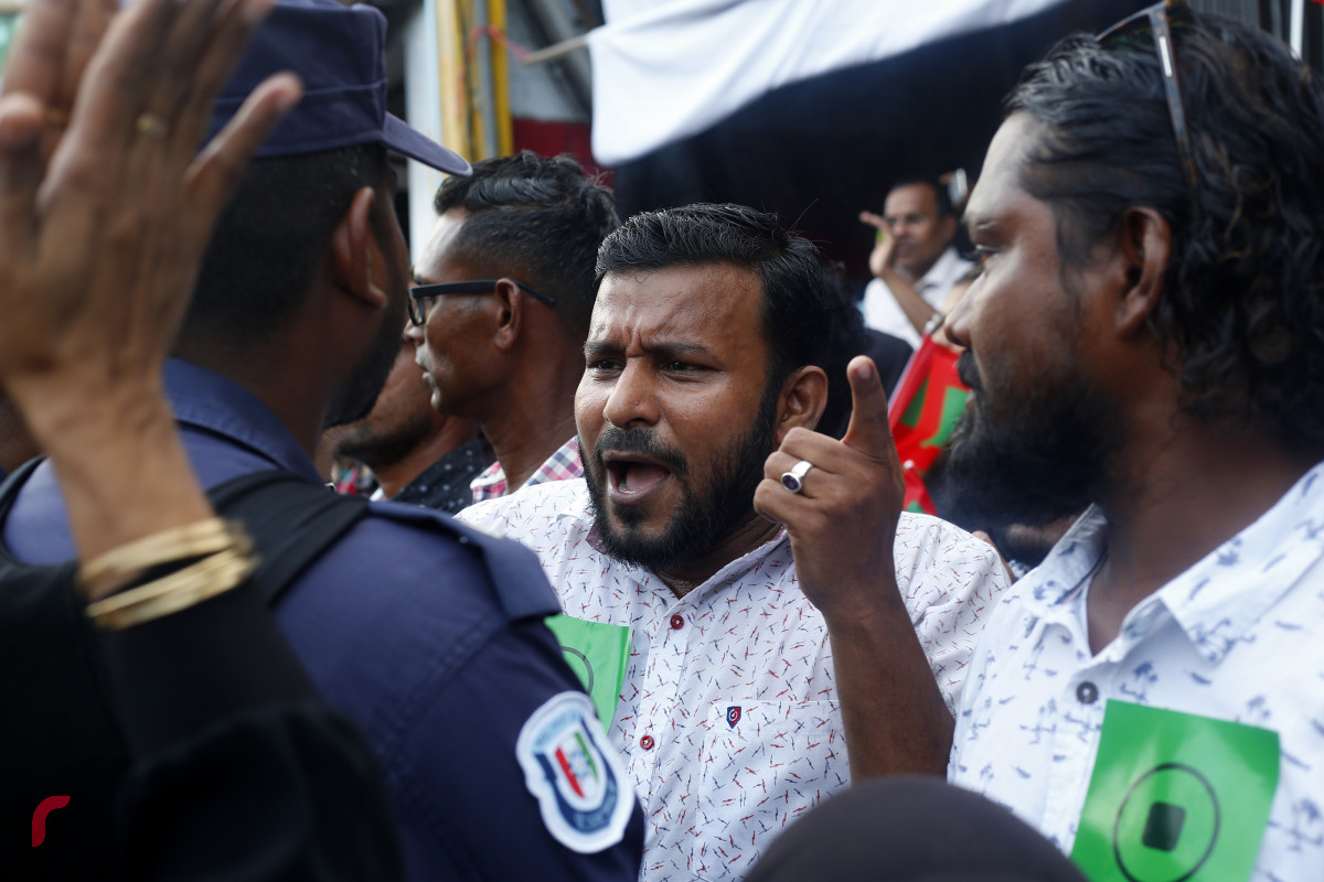 މުޒާހަރާގެ ބައިވެރިންދިޔައީ ސުޕްރީމްކޯޓުގެ އަމުރު ތަންފީޒުކުރުމަށް ގޮވާލަމުންނެވެ