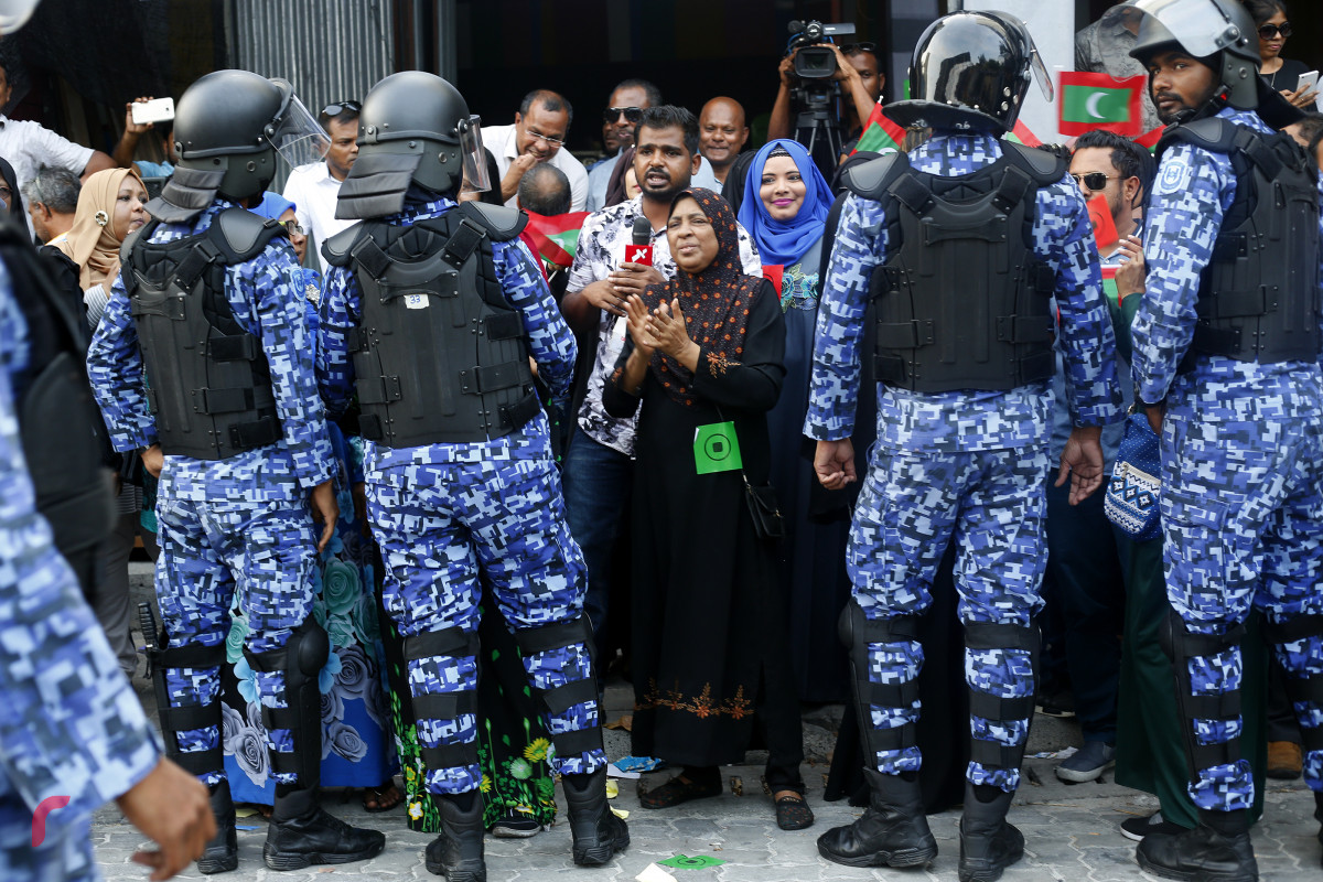 ޅިފައިވާ ޕާޓީތަކުގެ ސަޕޯޓަރުން، އެމްޑީޕީ ހަރުގެ ކައިރިއަށް މިއަދުވަނީ ޖަމާވެފައެވެ. މުޒާހަރާގެ ބައިވެރިން ދިޔައީ އަޑު އުފުލަމުންނެވެ