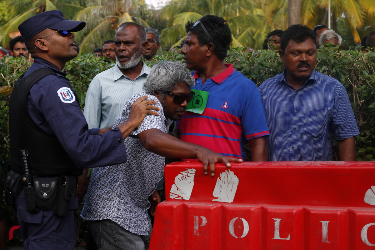 ހަރުގެ ކައިރިއަށް އެއްވެފައިވާ މީހުން ދުރަށް ޖެއްސުމުގެ ތެރޭގައި ފުލުހުންވަނީ  ޕެޕާ ސްޕްރޭ ޖަހާފައެވެ