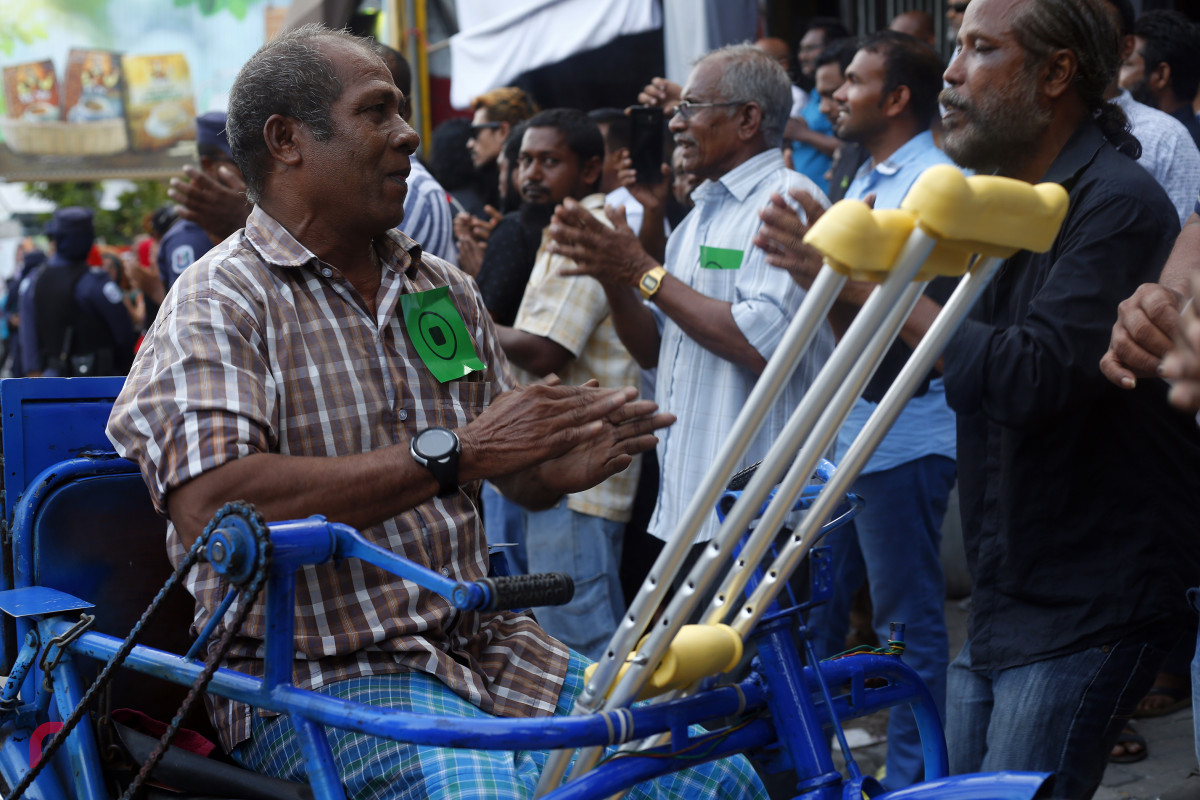 ހުކުރު ދުވަހު ހަވީރު ގުޅިފައިވާ ސިޔާސީ ޕާޓީތަކަށް ތާއީދުކުރާ މުޒާހަރާގައި ގިނަ އަދަދެއްގެ އާންމު ރައްޔިތުން ބައިވެރިކަން ފާހަގަ ކޮށްލެވެއެވެ. ސިފައިން މުޒާހަރާގެ ބައިވެރިންން ހުރަސް އެޅިނަމަވެސް އެއްވެސް މީހަކު ހައްޔަރު ކޮށްފައެއް ނުއެވެ.