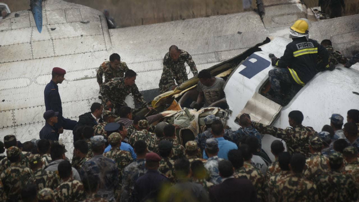 މާރޗް 12، 2018: ނޭޕާލް-- 67 މީހުންނާއެކީ ދަތުރުކުރަމުންދިޔަ މަތިންދާ ބޯޓެއް ރަންވޭއިން ކައްސާލައި ހިނގި ހާދިސާއާއި ގުޅިގެން ސަލާމަތީ ބާރުތަކުން މީހުން ސަލާމަތކުރުމުގެ މަސައްކަތް ކުރަނީ، މިހާތަނަށް މިހާދިސާގައި 50 މީހުން މަރުވެފައިވާއިރު ގިނަ އަދަދެއްގެ މީހުންނަށް ދަނީ ހޮސްޕިޓަލްތަކުގައި ފަރުވާ ދެމުން