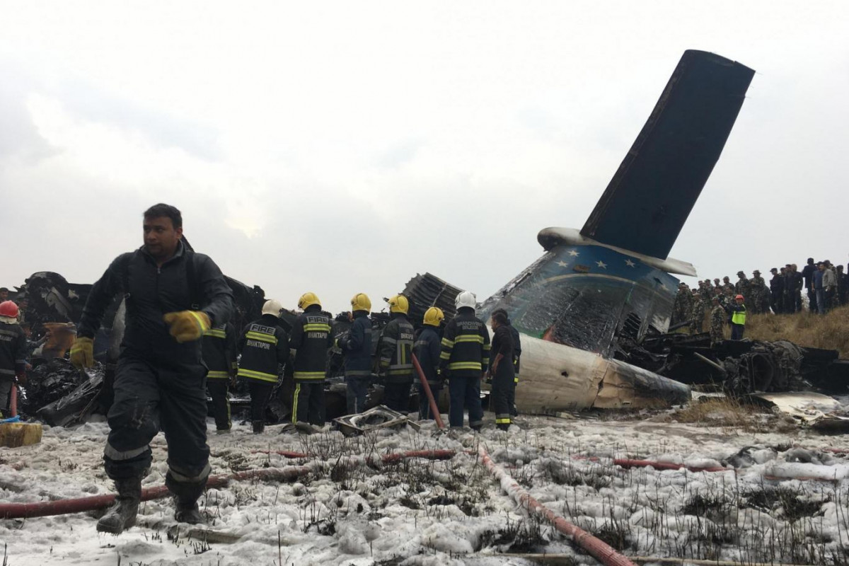 މާރޗް 12، 2018: ނޭޕާލް-- 67 މީހުންނާއެކީ ދަތުރުކުރަމުންދިޔަ މަތިންދާ ބޯޓެއް ރަންވޭއިން ކައްސާލައި ހިނގި ހާދިސާއާއި ގުޅިގެން ސަލާމަތީ ބާރުތަކުން މީހުން ސަލާމަތކުރުމުގެ މަސައްކަތް ކުރަނީ، މިހާތަނަށް މިހާދިސާގައި 50 މީހުން މަރުވެފައިވާއިރު ގިނަ އަދަދެއްގެ މީހުންނަށް ދަނީ ހޮސްޕިޓަލްތަކުގައި ފަރުވާ ދެމުން