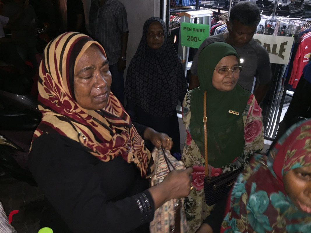 މާރޗް 14، 2018: ގުޅިފައިވާ އިއްތިހާދުން މާލޭގައި ކުރި މުޒާހަރާ ރޫޅާލުމަށް ފުލުހުން ބާރުގެ ބޭނުންކޮށް މީހެއްގެ ގަޔަށް ޕެޕާ ސްޕްރޭ ޖަހާފައި