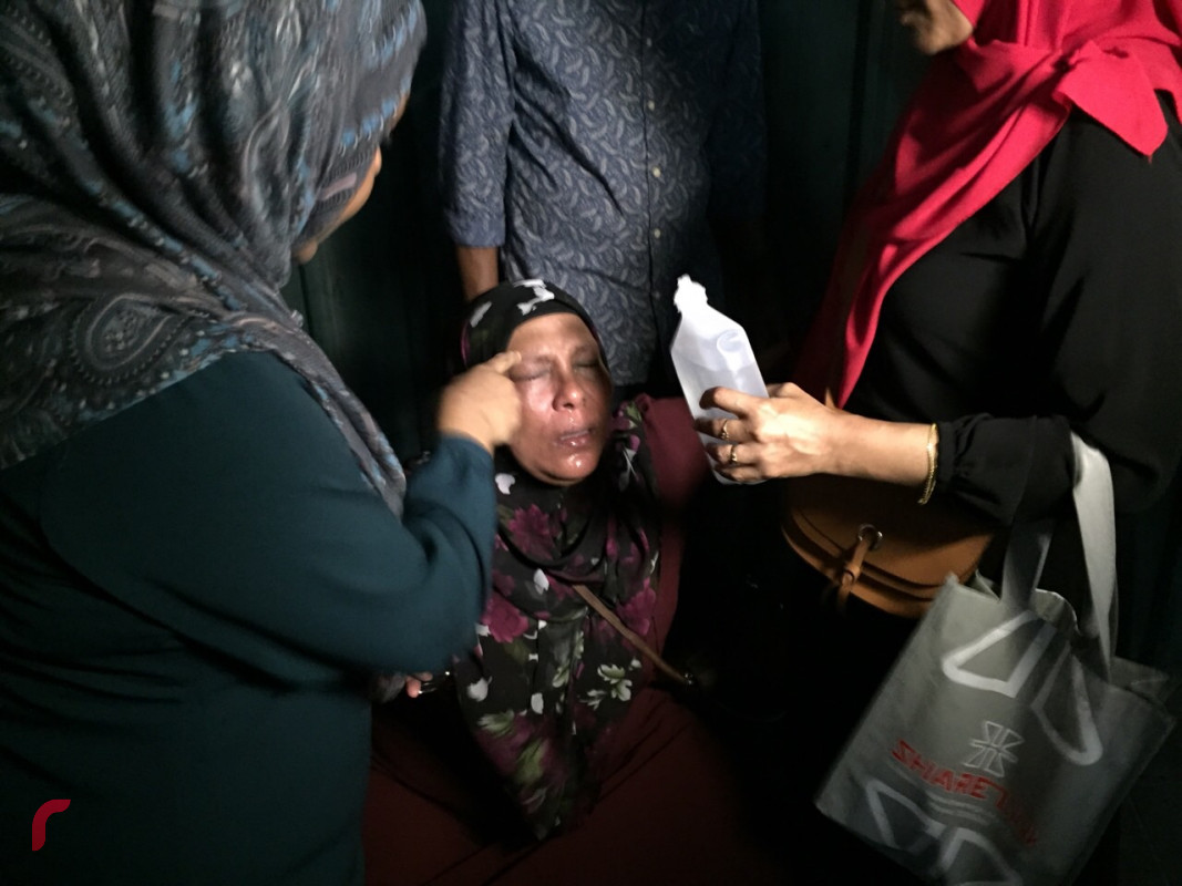 މާރޗް 14، 2018: ގުޅިފައިވާ އިއްތިހާދުން މާލޭގައި ކުރި މުޒާހަރާ ރޫޅާލުމަށް ފުލުހުން ބާރުގެ ބޭނުންކޮށް މީހެއްގެ ގަޔަށް ޕެޕާ ސްޕްރޭ ޖަހާފައި