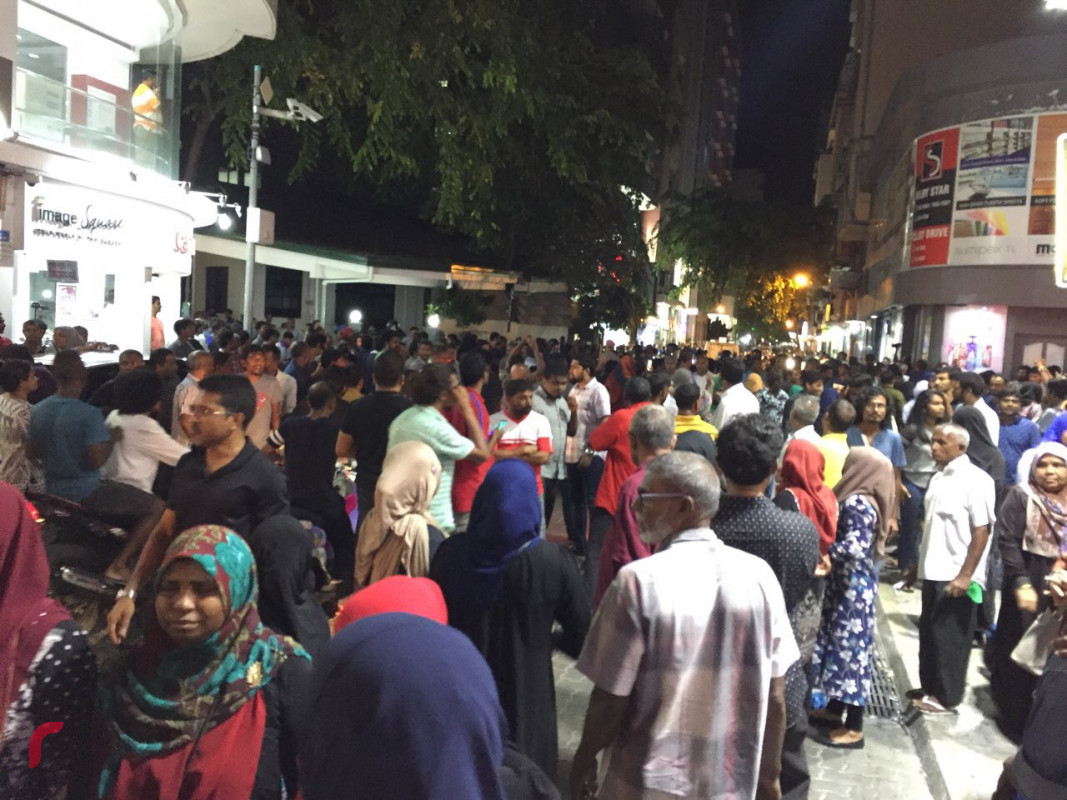 މާރޗް 14، 2018: ގުޅިފައިވާ އިއްތިހާދުން މާލޭގައި ކުރި މުޒާހަރާ ގައި މާލެ، ޗާންދަނީ މަގު މަޖީދީމަގު ސަރަހައްދަށް މީހުން އެއްވެފައި، އެއްވުން ރޫޅާލުމަށް ފުލުުހުން ބާރުގެ ބޭނުންކުރުމުގެ ސަބަބުން ވަނީ ގިނަ އަދަދެއްގެ މީހުންނަށް އަނިޔާވެފައި