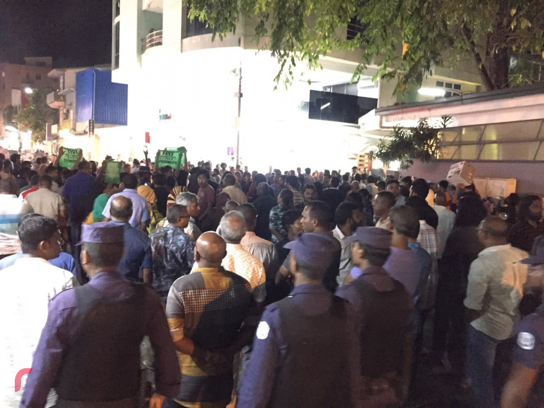 މާރޗް 14، 2018: ގުޅިފައިވާ އިއްތިހާދުން މާލޭގައި ކުރި މުޒާހަރާގައި މާލެ، ޗާންދަނީ މަގު މަޖީދީމަގު ސަރަހައްދަށް މީހުން އެއްވެފައި، އެއްވުން ރޫޅާލުމަށް ފުލުުހުން ބާރުގެ ބޭނުންކުރުމުގެ ސަބަބުން ވަނީ ގިނަ އަދަދެއްގެ މީހުންނަށް އަނިޔާވެފައި