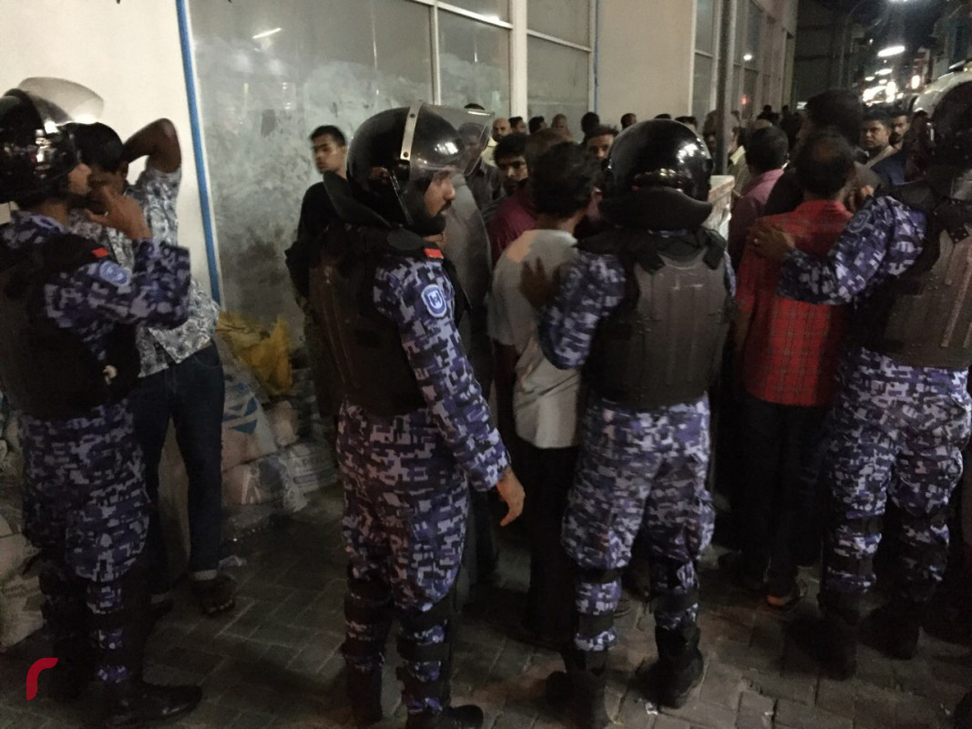 މާރޗް 14، 2018: ގުޅިފައިވާ އިއްތިހާދުން މާލޭގައި ކުރި މުޒާހަރާ ގައި މާލެ، ޗާންދަނީ މަގު މަޖީދީމަގު ސަރަހައްދަށް މީހުން އެއްވެފައި، އެއްވުން ރޫޅާލުމަށް ފުލުުހުން ބާރުގެ ބޭނުންކުރުމުގެ ސަބަބުން ވަނީ ގިނަ އަދަދެއްގެ މީހުންނަށް އަނިޔާވެފައި