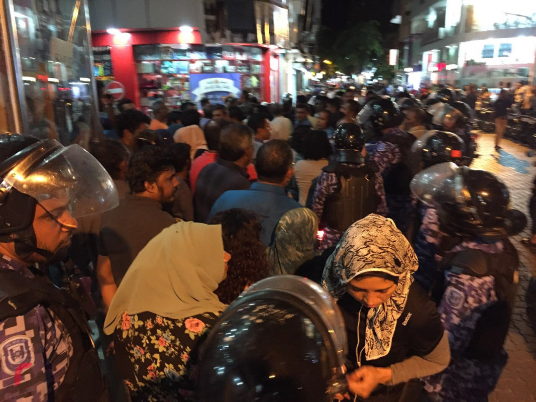 މާރޗް 14، 2018: ގުޅިފައިވާ އިއްތިހާދުން މާލޭގައި ކުރި މުޒާހަރާ ގައި މާލެ، ޗާންދަނީ މަގު މަޖީދީމަގު ސަރަހައްދަށް މީހުން އެއްވެފައި، އެއްވުން ރޫޅާލުމަށް ފުލުުހުން ބާރުގެ ބޭނުންކުރުމުގެ ސަބަބުން ވަނީ ގިނަ އަދަދެއްގެ މީހުންނަށް އަނިޔާވެފައި