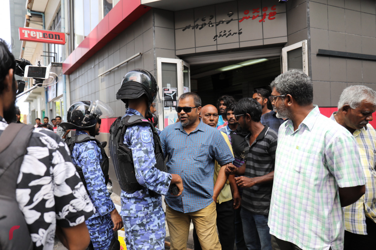 މާރޗް 15، 2018: ގުޅިފައިވާ އިއްތިހާދުން އެމްއެމްއޭ ސަރަހައްދުގައި ކުރިއަށް ގެންދިޔަ އެއްވުމުގެ ތެރެއިން، ފުލުހުން ވަނީ އެމްއެމްއޭ ސަރަހައްދުގައި ކުރިއަށް ގެންދިޔަ އެއްވުން  ރޫޅާލާފައި