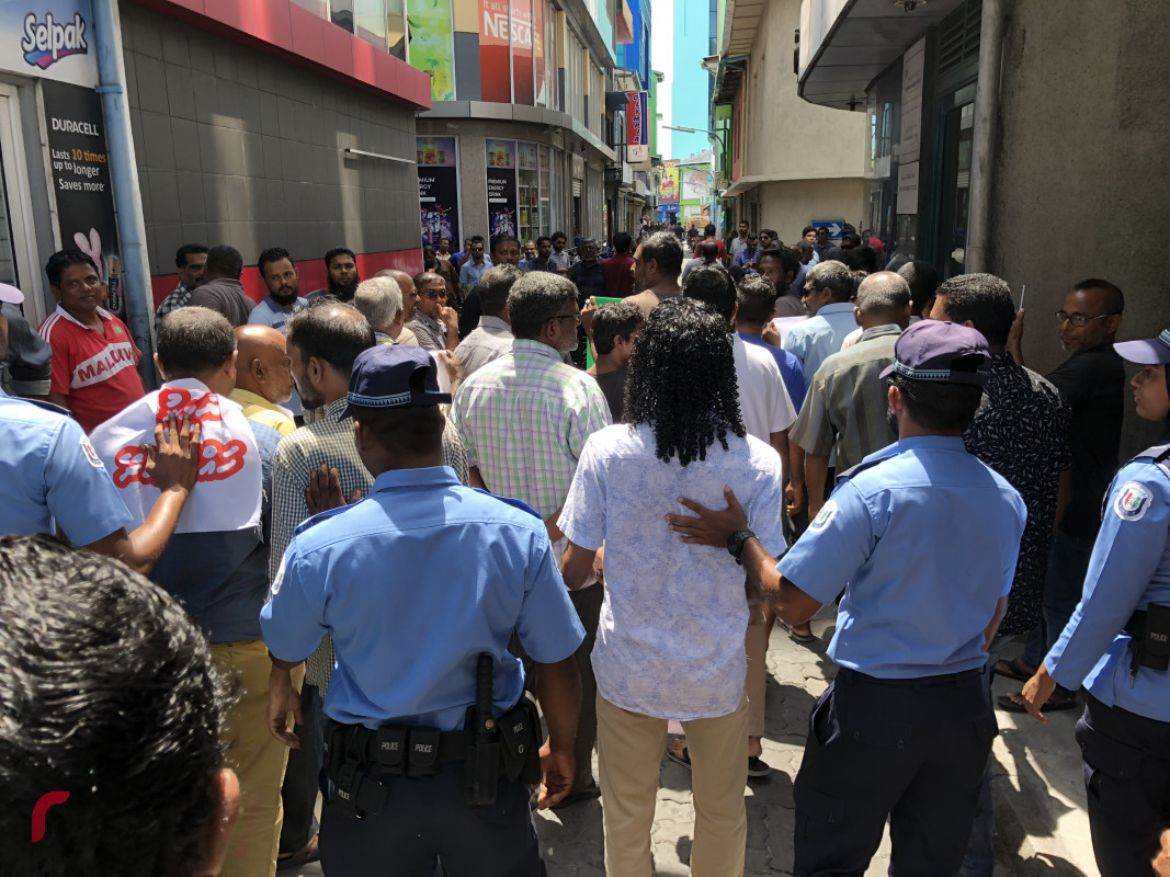 މާރޗް 15، 2018: ގުޅިފައިވާ އިއްތިހާދުން އެމްއެމްއޭ ސަރަހައްދުގައި ކުރިއަށްގެންދިޔަ އެއްވުމުގެ ތެރެއިން، ފުލުހުން ވަނީ އެމްއެމްއޭ ސަރަހައްދުގައި ކުރިއަށް ގެންދިޔަ އެއްވުން  ރޫޅާލާފައި