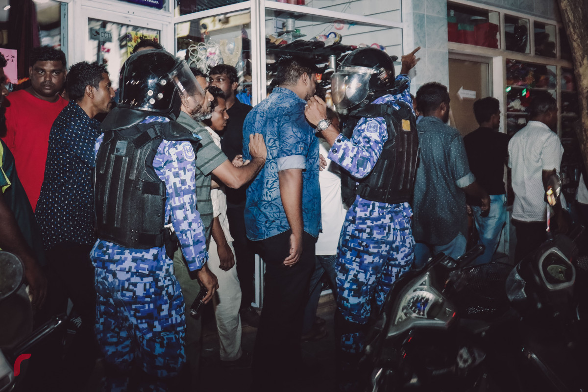 މާރޗް، 16، 2018: ގުޅިފައިވާ އިއްތިހާދުން މަޖީދީމަގުގައި ކުރިއަށްގެންދިޔަ މުޒާހަރާ ރޫޅާލުމަށް ފުލުހުުން ހަރަކާތްތެރިވަނީ، މިރޭގެ މުޒާހަރާ ރޫޅާލުމަށް ބާރުގެ ބޭނުންކޮށްފައިވާއިރު ގިނަ އަދަދެއްގެ މީހުން ވަނީ ހައްޔަރުކޮށްފައި--ފޮޓޯ: މުހައްމަދު ޝަރުހާން