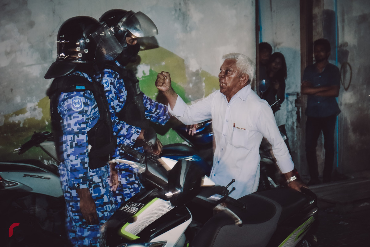 މާރޗް، 16، 2018: ގުޅިފައިވާ އިއްތިހާދުން މަޖީދީމަގުގައި ކުރިއަށްގެންދިޔަ މުޒާހަރާ ރޫޅާލުމަށް ފުލުހުުން ހަރަކާތްތެރިވަނީ، މިރޭގެ މުޒާހަރާ ރޫޅާލުމަށް ބާރުގެ ބޭނުންކޮށްފައިވާއިރު ގިނަ އަދަދެއްގެ މީހުން ވަނީ ހައްޔަރުކޮށްފައި--ފޮޓޯ: މުހައްމަދު ޝަރުހާން