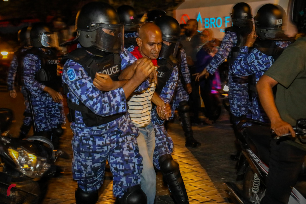 އިދިކޮޅު ފަރާތްތަކުން ކުރިޔަށް ގެންދިޔަ އެއްވުމަކަށް ފުލުހުން ހުރަސް އަޅަނީ