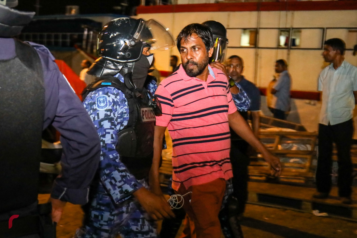 މާރޗް، 16، 2018: ގުޅިފައިވާ އިއްތިހާދުން މަސްމާރުކޭޓު ސަރަހައްދުގައި ކުރިއަށްގެންދިޔަ މުޒާހަރާގެ ތެރެއިން މީހަކު ހައްޔަރުކުރަނީ، މިރޭގެ މުޒާހަރާ ރޫޅާލުމަށް ފުލުހުންވަނީ ބާރުގެ ބޭނުންކޮށްފައި. --ފޮޓޯ: މުހައްމަދު ޝަރުހާން