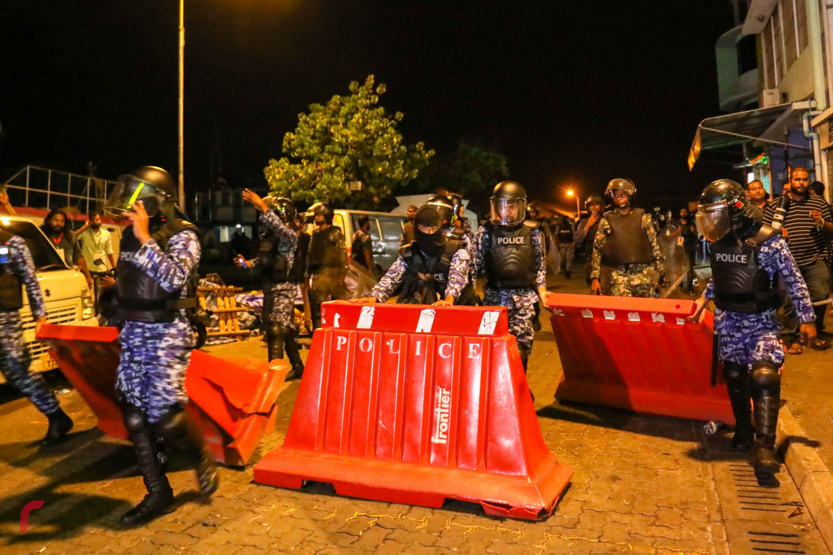 މާރޗް، 16، 2018: ގުޅިފައިވާ އިއްތިހާދުން މަސްމާރުކޭޓު ސަރަހައްދުގައި ކުރިއަށްގެންދިޔަ މުޒާހަރާގެ ރޫޅާލުމަށް ފުލުހުން ހަރަކާތްތެރިވަނީ، މިރޭގެ މުޒާހަރާ ރޫޅާލުމަށް ފުލުހުންވަނީ ބާރުގެ ބޭނުންކޮށްފައި. --ފޮޓޯ: މުހައްމަދު ޝަރުހާން