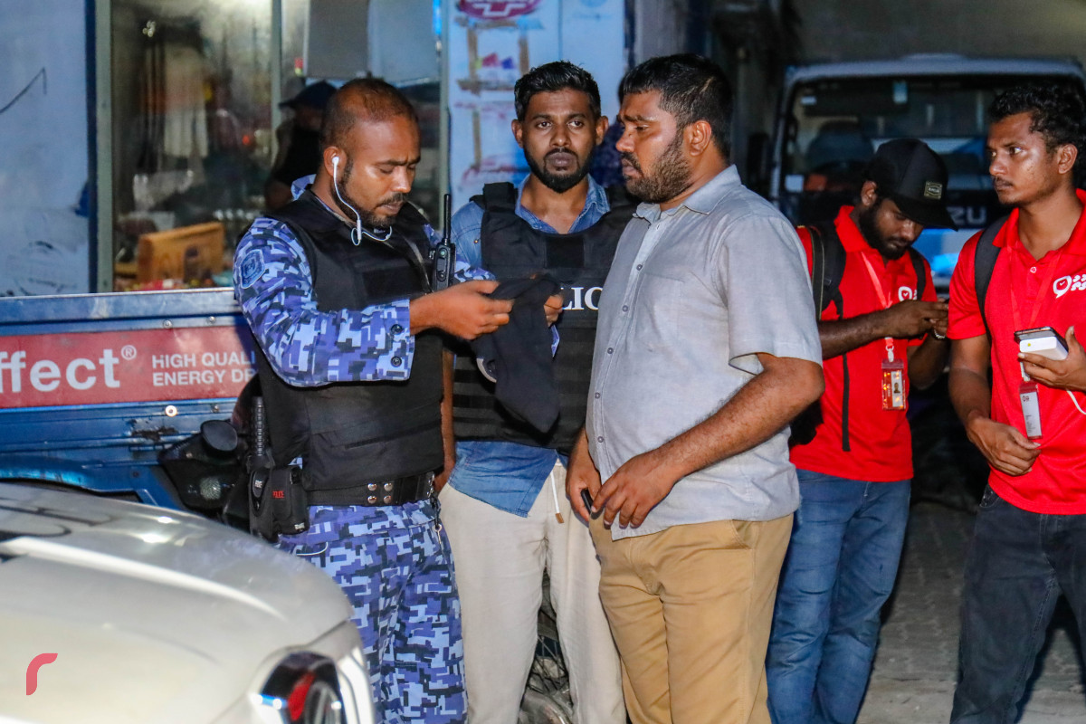 މާރޗް، 16، 2018: ގުޅިފައިވާ އިއްތިހާދުން މަސްމާރުކޭޓު ސަރަހައްދުގައި ކުރިއަށްގެންދިޔަ މުޒާހަރާގެ ރޫޅާލުމަށް ފުލުހުން ހަރަކާތްތެރިވަނީ، މިރޭގެ މުޒާހަރާ ރޫޅާލުމަށް ފުލުހުންވަނީ ބާރުގެ ބޭނުންކޮށްފައި. --ފޮޓޯ: މުހައްމަދު ޝަރުހާން