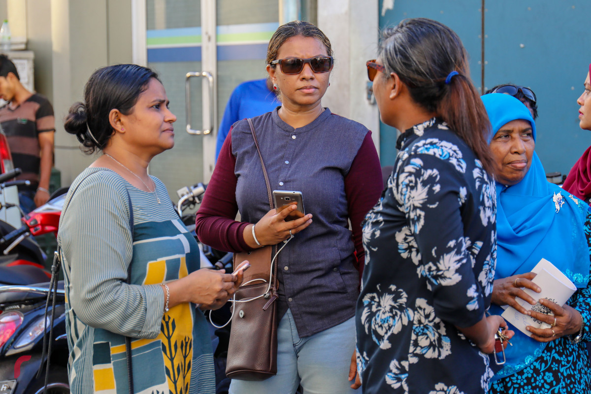 މާރޗް، 20، 2018: މަޖިލިސް މެމްބަރު އިލްހާމް ކްރިމިނަލް ކޯޓަށް ހާޒިރުކުރި ވަގުތު އިލްހާމްގެ އަނބިކަނބަލުން ކްރިމިނަލް ކޯޓުގައި ސަރަހައްދުގައި މަޑުކޮށްލައްވައިގެން