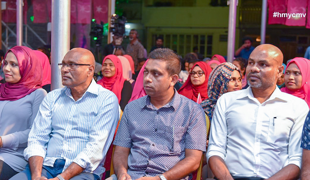 މާރޗް 22، 2018: ޕީޕީއެމް ރުމާލު 2 ޖަގަހައިގައި ކުރިއަށްގެންދިޔަ ޖަލްސާގެ ތެރެއިން، މި ޖަލްސާގައި ސަރުކާރަތް ނިސްބަތްވާ ގިނަ މަޖިލިސް މެމްބަރުންނާއި ސަރުކާރު ކުންފުނި ތަކުގެ އިސްވެރިން ވަނީ ބައިވެރިވެ ވަޑައިގެންފައި -- ފޮޓޯ: ޓްވިޓާ/އެޗްއެމްވައިސީ