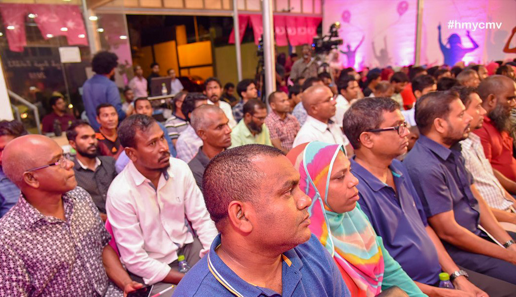 މާރޗް 22، 2018: ޕީޕީއެމް ރުމާލު 2 ޖަގަހައިގައި ކުރިއަށްގެންދިޔަ ޖަލްސާގެ ތެރެއިން، މި ޖަލްސާގައި ސަރުކާރަތް ނިސްބަތްވާ ގިނަ މަޖިލިސް މެމްބަރުންނާއި ސަރުކާރު ކުންފުނި ތަކުގެ އިސްވެރިން ވަނީ ބައިވެރިވެ ވަޑައިގެންފައި -- ފޮޓޯ: ޓްވިޓާ/އެޗްއެމްވައިސީ