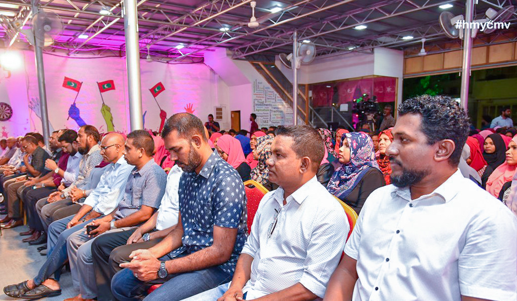 މާރޗް 22، 2018: ޕީޕީއެމް ރުމާލު 2 ޖަގަހައިގައި ކުރިއަށްގެންދިޔަ ޖަލްސާގެ ތެރެއިން، މި ޖަލްސާގައި ސަރުކާރަތް ނިސްބަތްވާ ގިނަ މަޖިލިސް މެމްބަރުންނާއި ސަރުކާރު ކުންފުނި ތަކުގެ އިސްވެރިން ވަނީ ބައިވެރިވެ ވަޑައިގެންފައި -- ފޮޓޯ: ޓްވިޓާ/އެޗްއެމްވައިސީ