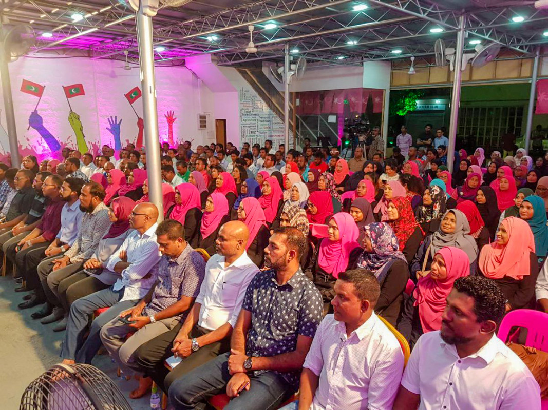 މާރޗް 22، 2018: ޕީޕީއެމް ރުމާލު 2 ޖަގަހައިގައި ކުރިއަށްގެންދިޔަ ޖަލްސާގެ ތެރެއިން، މި ޖަލްސާގައި ސަރުކާރަތް ނިސްބަތްވާ ގިނަ މަޖިލިސް މެމްބަރުންނާއި ސަރުކާރު ކުންފުނި ތަކުގެ އިސްވެރިން ވަނީ ބައިވެރިވެ ވަޑައިގެންފައި -- ފޮޓޯ: ޓްވިޓާ
