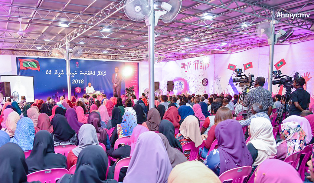 މާރޗް 22، 2018: ޕީޕީއެމް ރުމާލު 2 ޖަގަހައިގައި ކުރިއަށްގެންދިޔަ ޖަލްސާގެ ތެރެއިން، މި ޖަލްސާގައި ސަރުކާރަތް ނިސްބަތްވާ ގިނަ މަޖިލިސް މެމްބަރުންނާއި ސަރުކާރު ކުންފުނި ތަކުގެ އިސްވެރިން ވަނީ ބައިވެރިވެ ވަޑައިގެންފައި -- ފޮޓޯ: ޓްވިޓާ/އެޗްއެމްވައިސީ