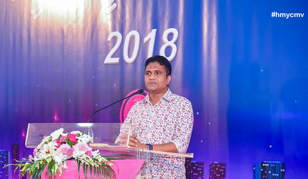 މާރޗް 22، 2018: ޕީޕީއެމް ރުމާލު 2 ޖަގަހައިގައި ކުރިއަށްގެންދިޔަ ޖަލްސާގައި މަޖިލިސް މެމްބަރު ނިހާން ވާހަކަފުޅު ދައްކަވަނީ، މި ޖަލްސާގައި ސަރުކާރަތް ނިސްބަތްވާ ގިނަ މަޖިލިސް މެމްބަރުންނާއި ސަރުކާރު ކުންފުނި ތަކުގެ އިސްވެރިން ވަނީ ބައިވެރިވެ ވަޑައިގެންފައި -- ފޮޓޯ: ޓްވިޓާ/އެޗްއެމްވައިސީ