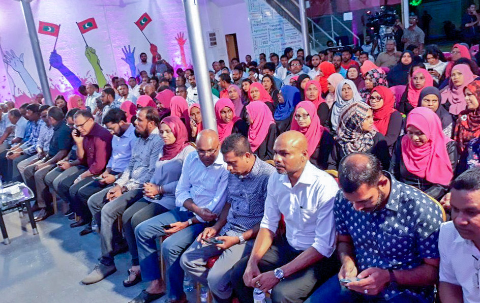 މާރޗް 22، 2018: ޕީޕީއެމް ރުމާލު 2 ޖަގަހައިގައި ކުރިއަށްގެންދިޔަ ޖަލްސާގެ ތެރެއިން، މި ޖަލްސާގައި ސަރުކާރަތް ނިސްބަތްވާ ގިނަ މަޖިލިސް މެމްބަރުންނާއި ސަރުކާރު ކުންފުނި ތަކުގެ އިސްވެރިން ވަނީ ބައިވެރިވެ ވަޑައިގެންފައި -- ފޮޓޯ: ޓްވިޓާ