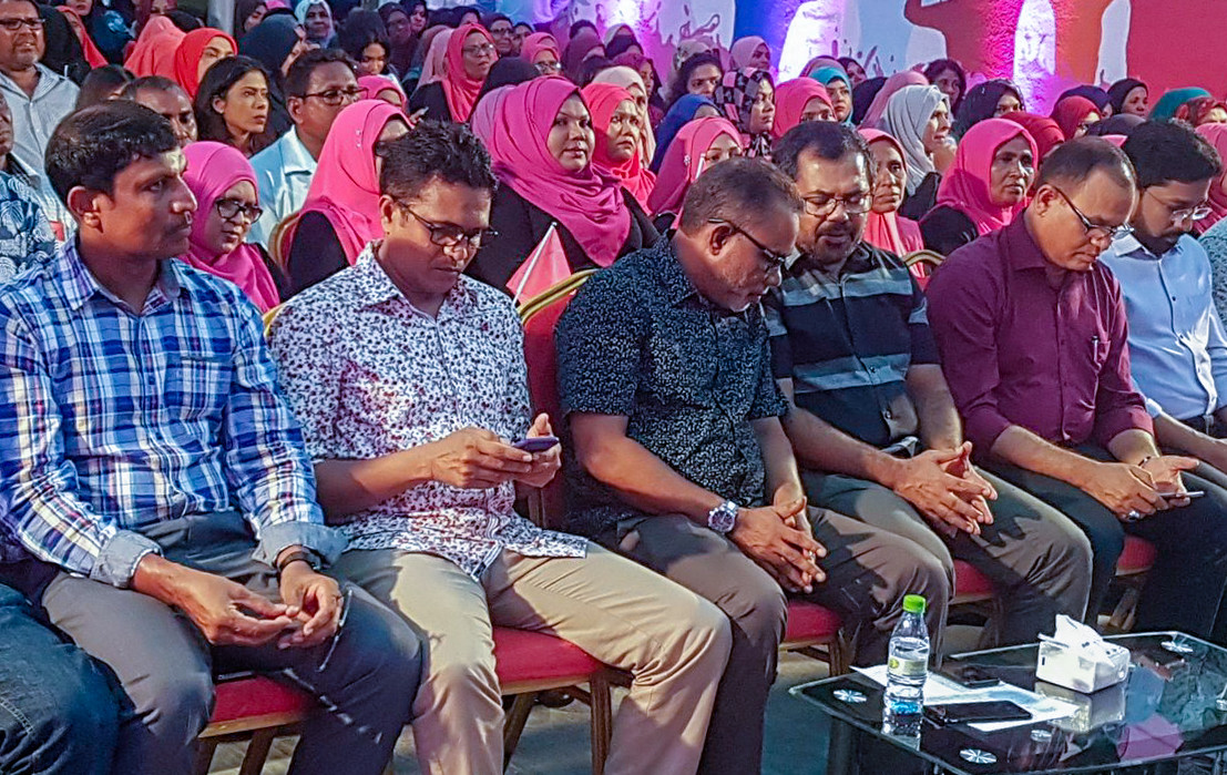 މާރޗް 22، 2018: ޕީޕީއެމް ރުމާލު 2 ޖަގަހައިގައި ކުރިއަށްގެންދިޔަ ޖަލްސާގެ ތެރެއިން، މި ޖަލްސާގައި ސަރުކާރަތް ނިސްބަތްވާ ގިނަ މަޖިލިސް މެމްބަރުންނާއި ސަރުކާރު ކުންފުނި ތަކުގެ އިސްވެރިން ވަނީ ބައިވެރިވެ ވަޑައިގެންފައި -- ފޮޓޯ: ޓްވިޓާ