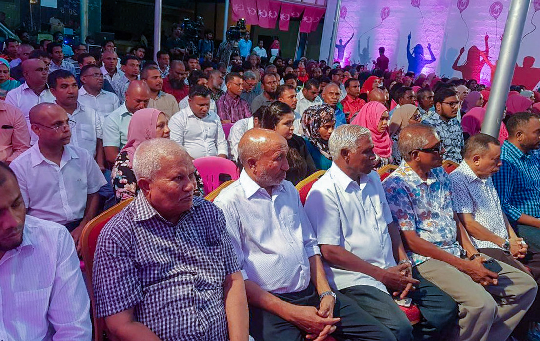 މާރޗް 22، 2018: ޕީޕީއެމް ރުމާލު 2 ޖަގަހައިގައި ކުރިއަށްގެންދިޔަ ޖަލްސާގެ ތެރެއިން، މި ޖަލްސާގައި ސަރުކާރަތް ނިސްބަތްވާ ގިނަ މަޖިލިސް މެމްބަރުންނާއި ސަރުކާރު ކުންފުނި ތަކުގެ އިސްވެރިން ވަނީ ބައިވެރިވެ ވަޑައިގެންފައި -- ފޮޓޯ: ޓްވިޓާ
