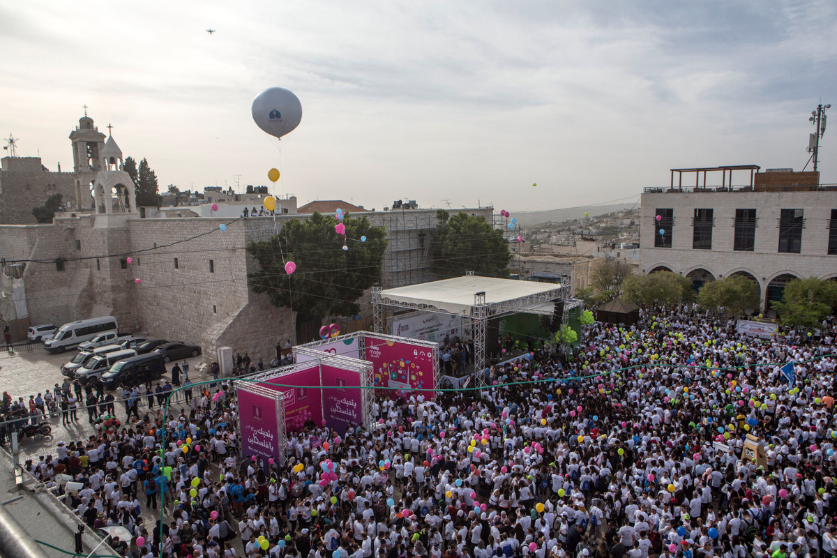 މާރޗް 26، 2018: ކޮންމެ އަހަރަކު ވެސް ޕަލަސްތީނުގައި ބާއްވަމުން އަންނަ މެރަތަންގައި މިއަހަރު އެތައް ހާސް ބަޔަކު ބައިވެރިވެފައިވޭ، 42 ކިލޯމީޓަރަށް ދެމިގެންދާ މި މެރަތަންގެ އެއްވަނަ ހޯދައިފައި ވަނީ ޔޫކްރެއިންގެ ޔޫރީ