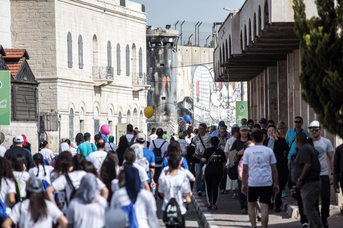 މާރޗް 26، 2018: ކޮންމެ އަހަރަކު ވެސް ޕަލަސްތީނުގައި ބާއްވަމުން އަންނަ މެރަތަންގައި މިއަހަރު އެތައް ހާސް ބަޔަކު ބައިވެރިވެފައިވޭ، 42 ކިލޯމީޓަރަށް ދެމިގެންދާ މި މެރަތަންގެ އެއްވަނަ ހޯދައިފައި ވަނީ ޔޫކްރެއިންގެ ޔޫރީ