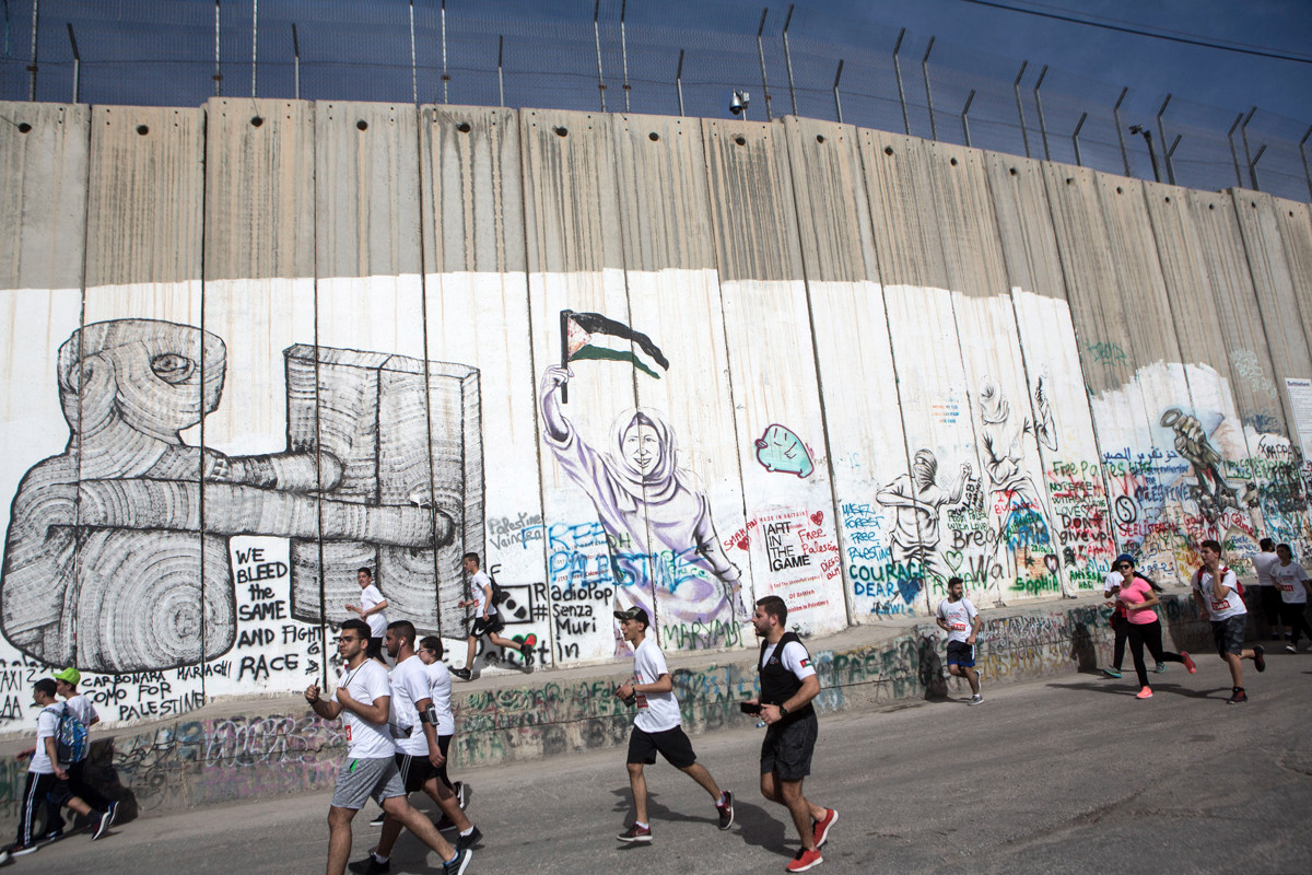 މާރޗް 26، 2018: ކޮންމެ އަހަރަކު ވެސް ޕަލަސްތީނުގައި ބާއްވަމުން އަންނަ މެރަތަންގައި މިއަހަރު އެތައް ހާސް ބަޔަކު ބައިވެރިވެފައިވޭ، 42 ކިލޯމީޓަރަށް ދެމިގެންދާ މި މެރަތަންގެ އެއްވަނަ ހޯދައިފައި ވަނީ ޔޫކްރެއިންގެ ޔޫރީ