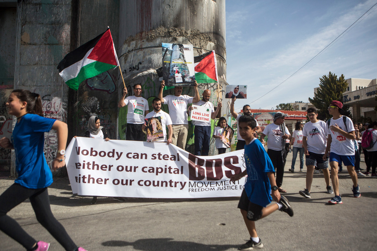 މާރޗް 26، 2018: ކޮންމެ އަހަރަކު ވެސް ޕަލަސްތީނުގައި ބާއްވަމުން އަންނަ މެރަތަންގައި މިއަހަރު އެތައް ހާސް ބަޔަކު ބައިވެރިވެފައިވޭ، 42 ކިލޯމީޓަރަށް ދެމިގެންދާ މި މެރަތަންގެ އެއްވަނަ ހޯދައިފައި ވަނީ ޔޫކްރެއިންގެ ޔޫރީ