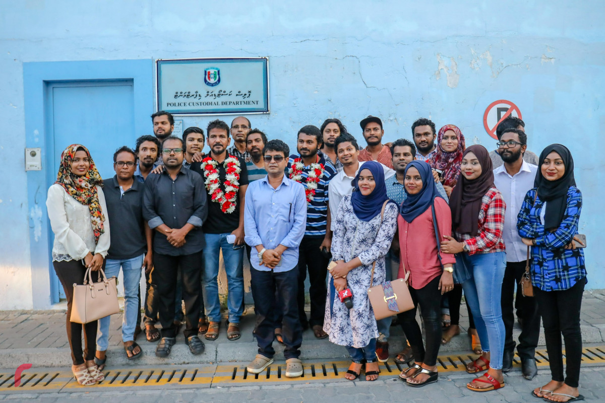 މާރޗް 27، 2018: ޔޫޓިއުބްއަށް ވީޑިއޯ ލީކަމަށް ތުހުމަތުކޮށް ކޯޓު އަމުރެއްގެ ދަށުން ހައްޔަރުކުރި ވިސާމްއާއި އާމިރު ކްރިމިނަލް ކޯޓށް މުއްދަތު ޖެހުމަށް ގެނައުމުން އެކަށީގެންވާ ހެއްކެއް ދެއްކިފައި ނުވާކަމަށް ބުނެ ކޯޓުން ދޫކޮށްލުމާއިއެކު އާމިރު އާއި ވިސާމް ރާއްޖެ ޓީވީގެ މުވައްޒަފުންނާއިއެކު ފޮޓޯއަކަށް ހުއްޓިލައިގެން -- ފޮޓޯ: މުހައްމަދު ޝަރުހާން / ރާއްޖެ އެމްވީ