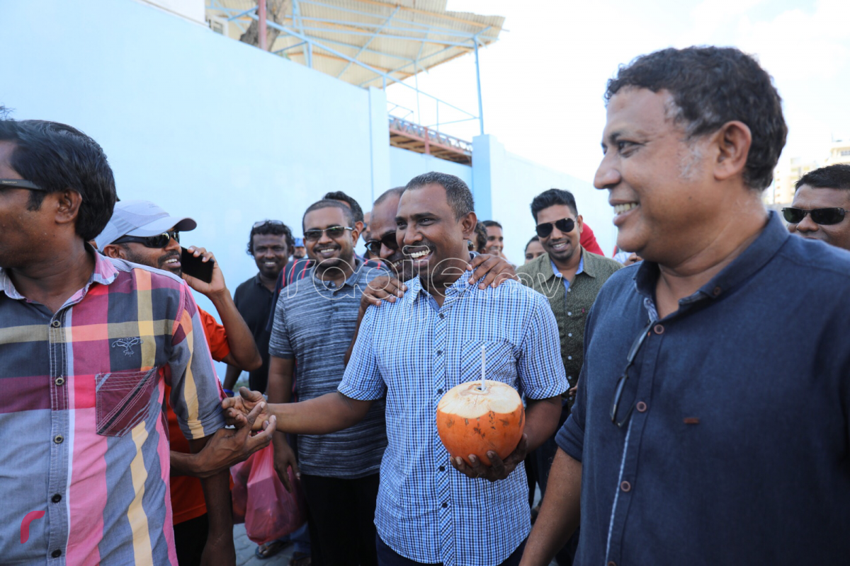 މާރޗް 28، 2018: ރައްޔިތުންގެ މަޖިލީހުގެ މެދުހެންވޭރު ދާއިރާގެ މެމްބަރު އަލީ އާޒިމްގެ ބަންދުގެ މުއްދަތު އިތުރުނުކޮށް ދޫކޮށްލުމާ އެކު އަތޮޅުވެހި ސަރަހައްދުގައި ދިބި ސަޕޯޓަރުންނާ މަރުހަބާ ކިޔަނީ. -- ފޮޓޯ: މުހައްމަދު ޝަރުހާންް / ރާއްޖެ އެމްވީ