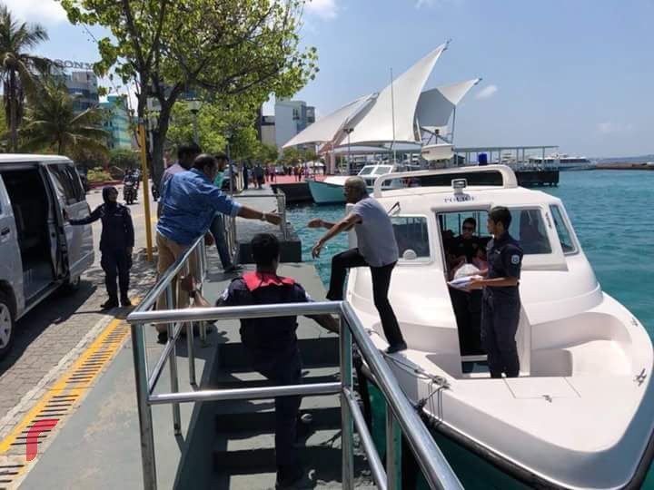 މާރޗް 28، 2018: އިދިކޮޅު މައި ޕާޓީ އެމްޑީޕީގެ ޕާލަމެންޓްރީ ގްރޫޕްގެ ލީޑަރު އިބްރާހިމް މުޙައްމަދު ސޯލިޙް ދޫކޮށްލުމަށް މާލެ ގެންނަނީ-- ފޮޓޯ: ޓްވިޓާރ